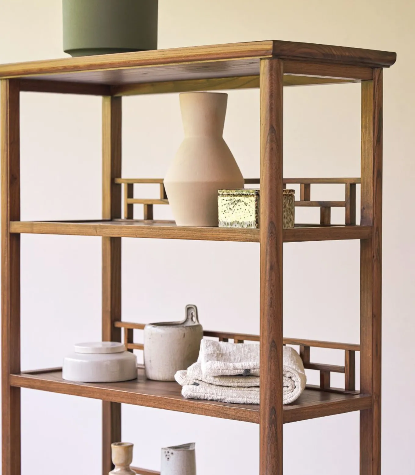 Ame - Boekenkast van massief iepenhout