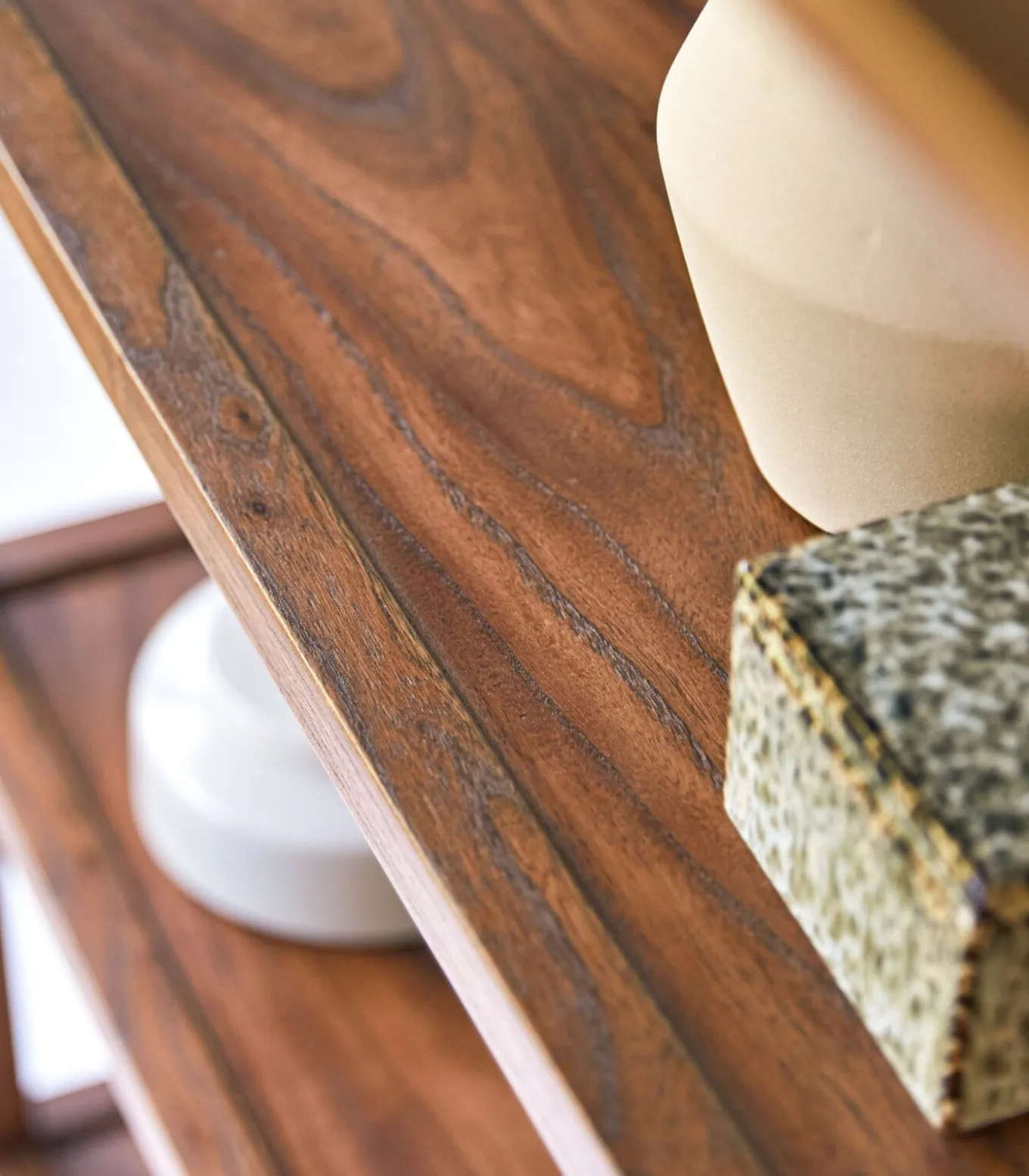 Ame - Boekenkast van massief iepenhout