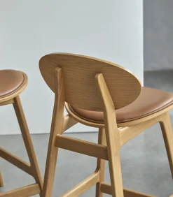 Counterstoel Maia in massief eikenhout en leer