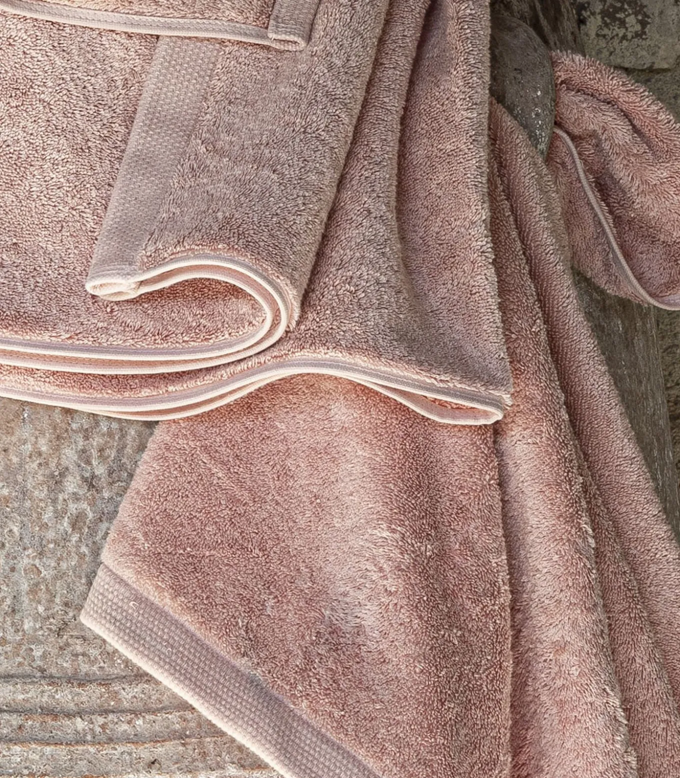 Essentiel - Effen badhanddoek van biologisch gekamd katoen