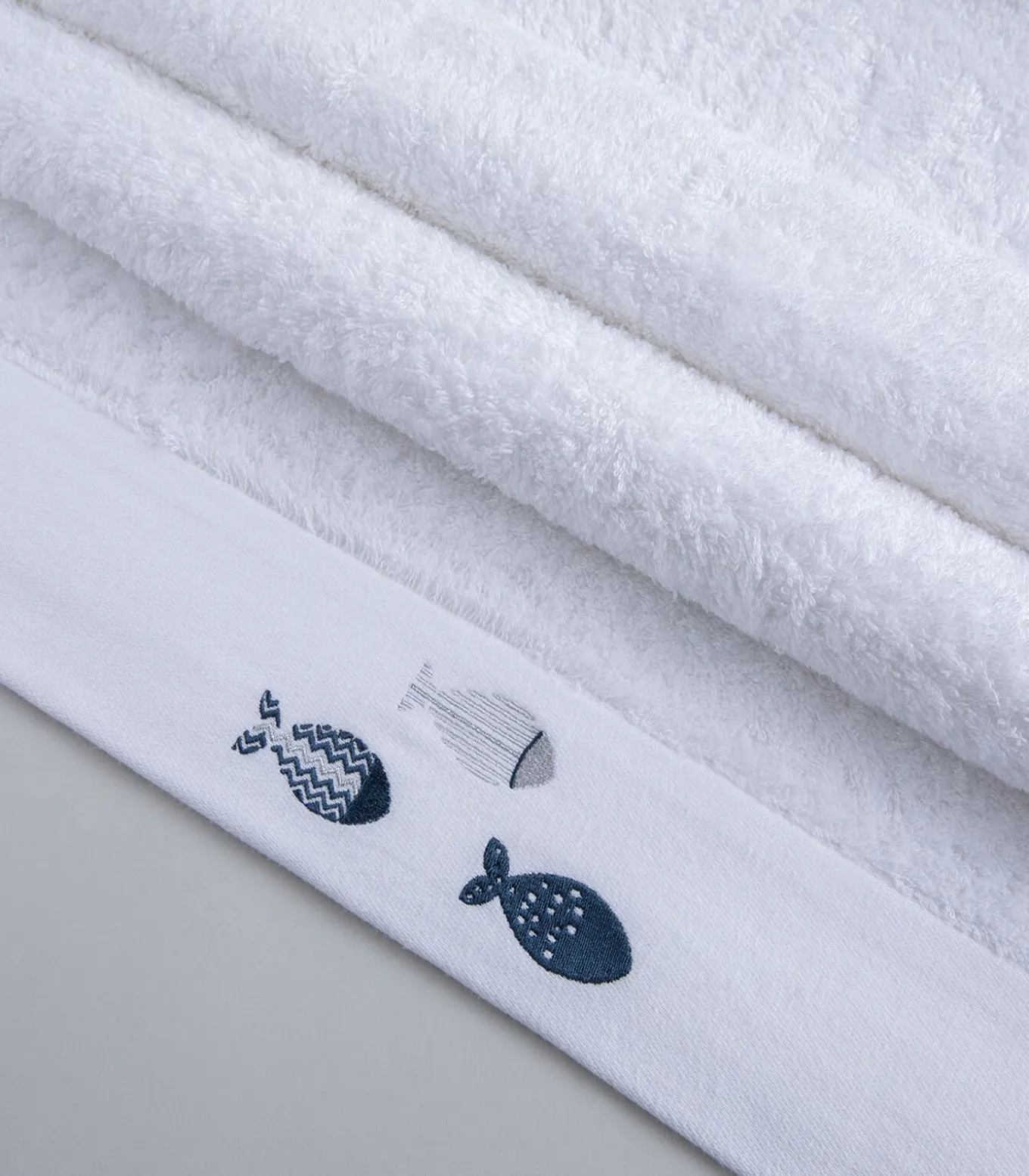 Geborduurde badhanddoek Delmy 85x150 cm Wit