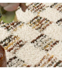 Hoogpolig vloerkleed met bruin vierkant patroon 120 x 170 cm