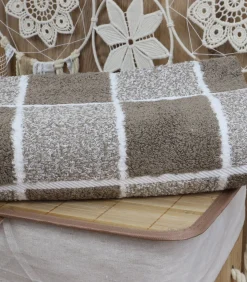 Lichtroze katoenen geruite handdoek 50x100 cm