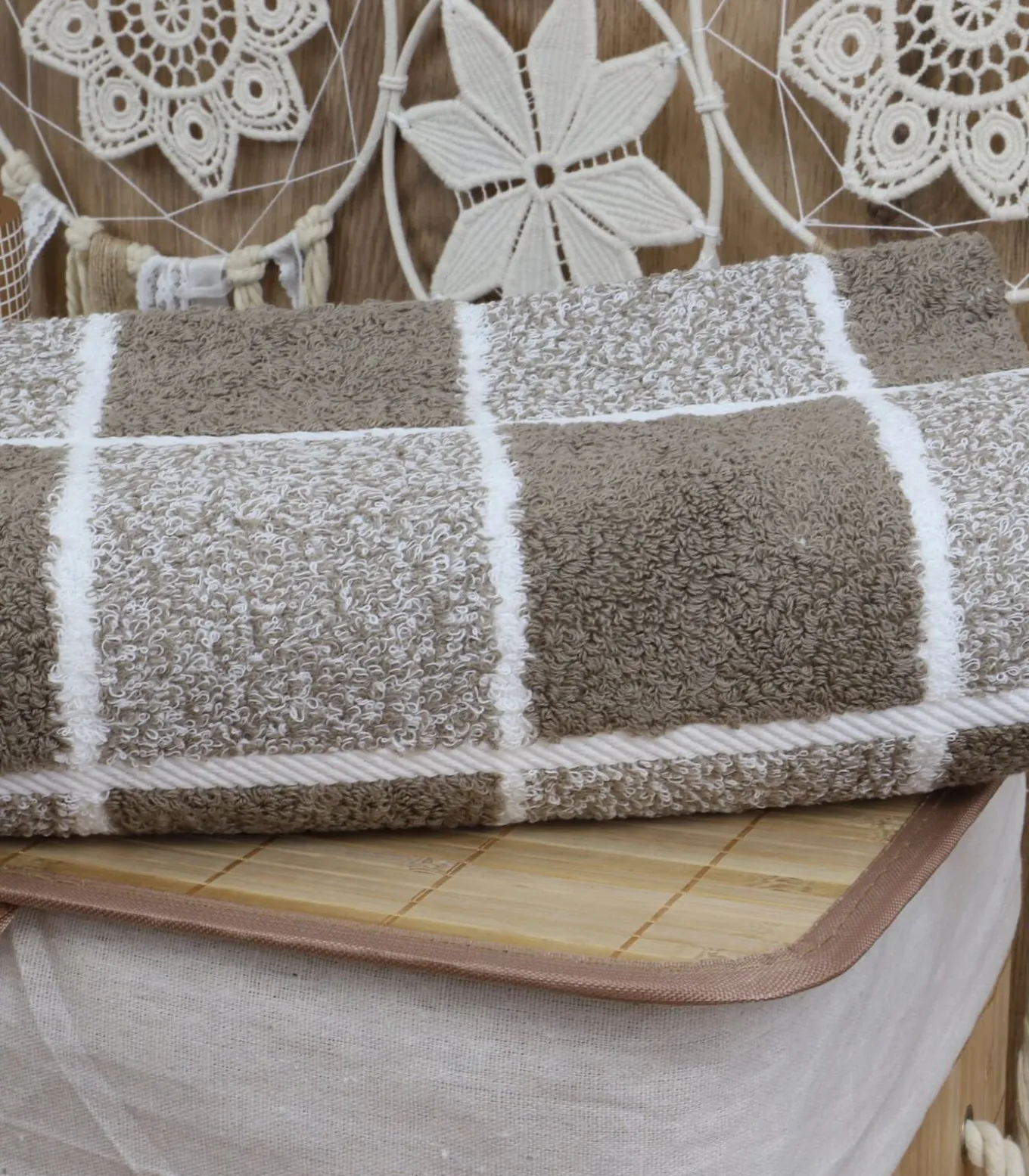 Lichtroze katoenen geruite handdoek 50x100 cm