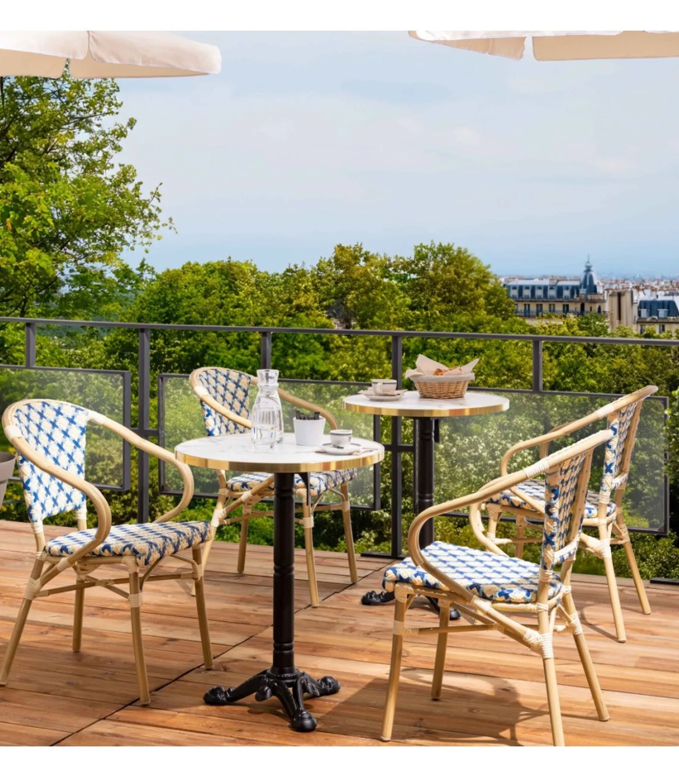 Set van wit marmeren terrastafel en 2 blauwe stoelen