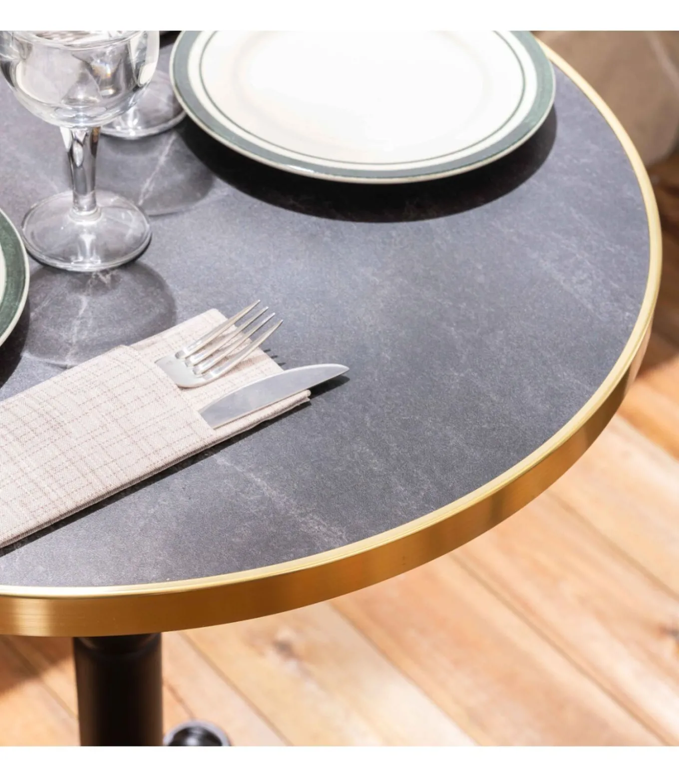 Set van zwart marmeren terrastafel en 2 rode stoelen