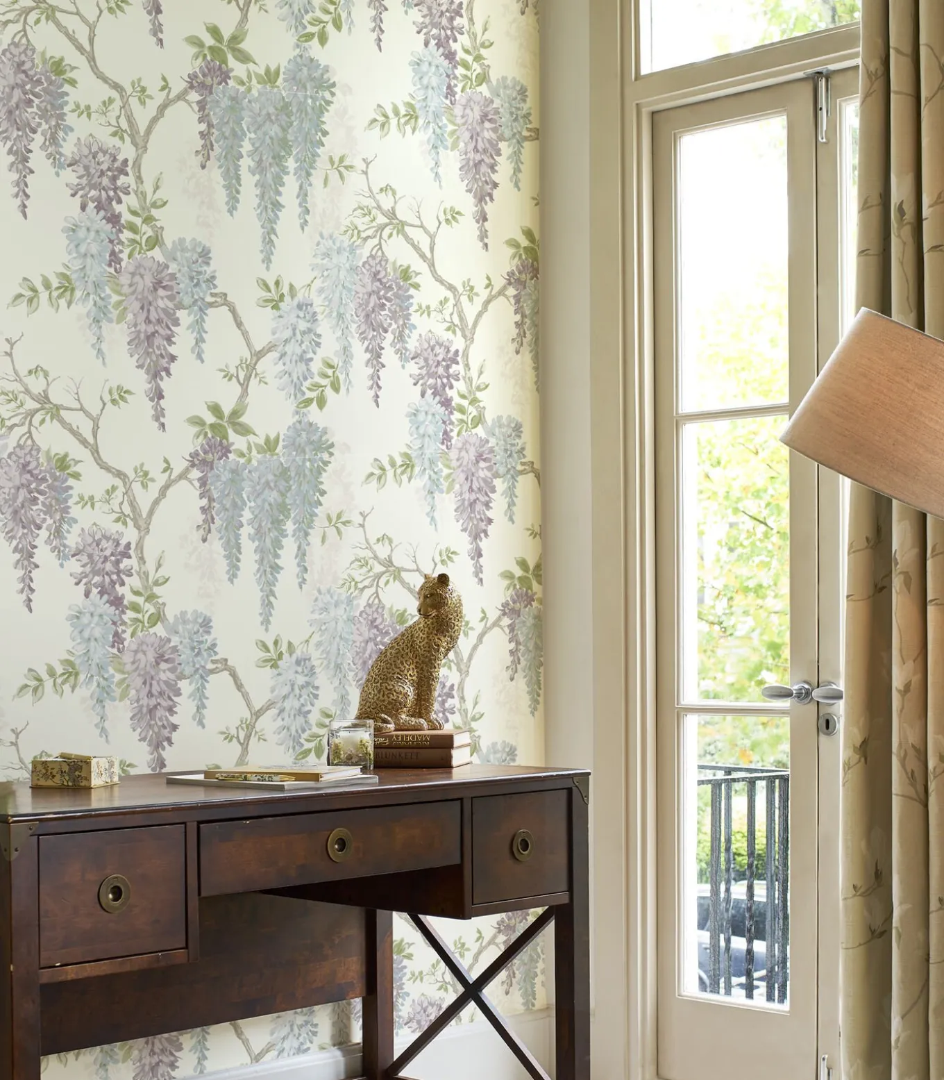 Vliesbehang Wisteria Garden Pale Iris |