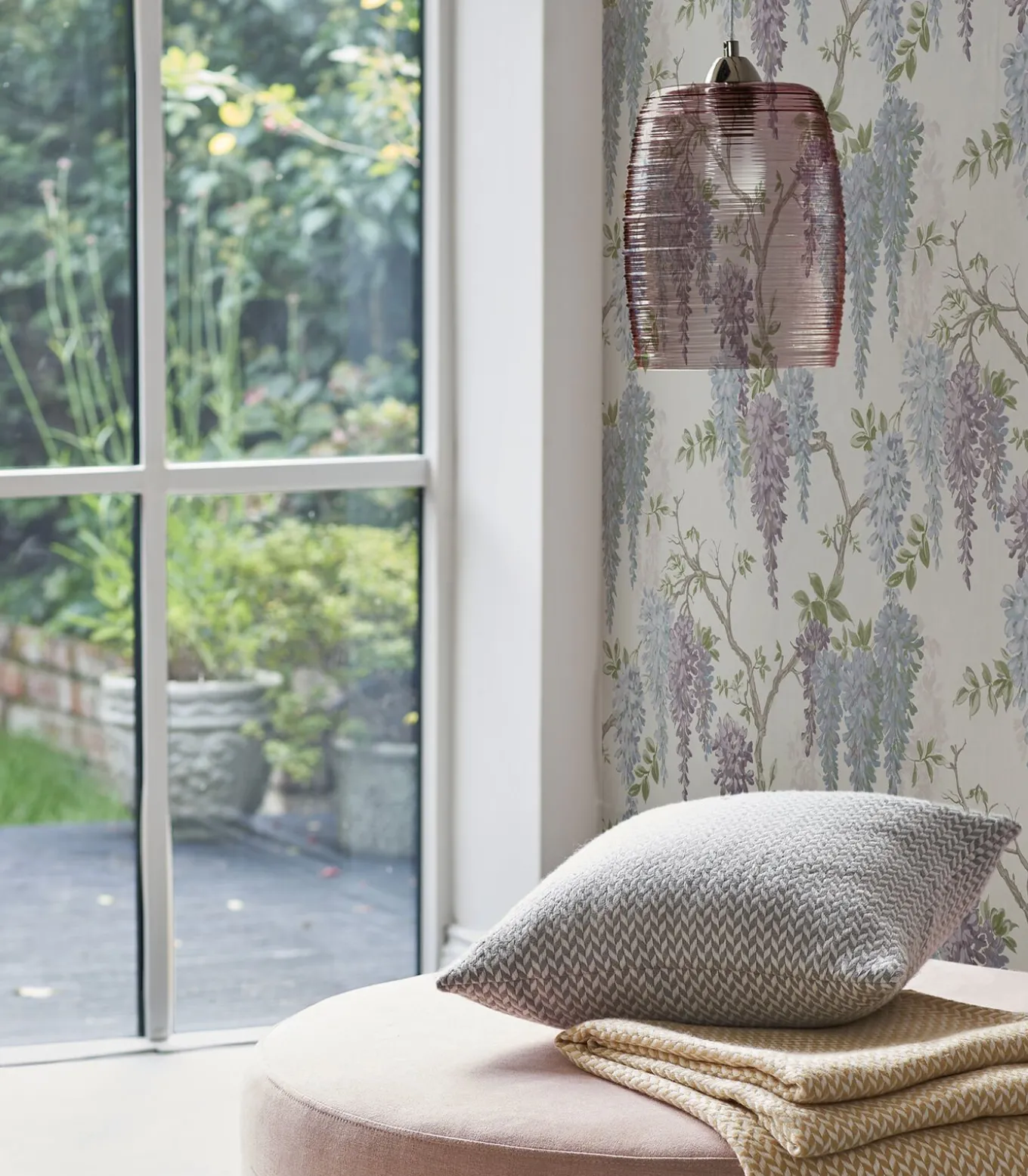 Vliesbehang Wisteria Garden Pale Iris |