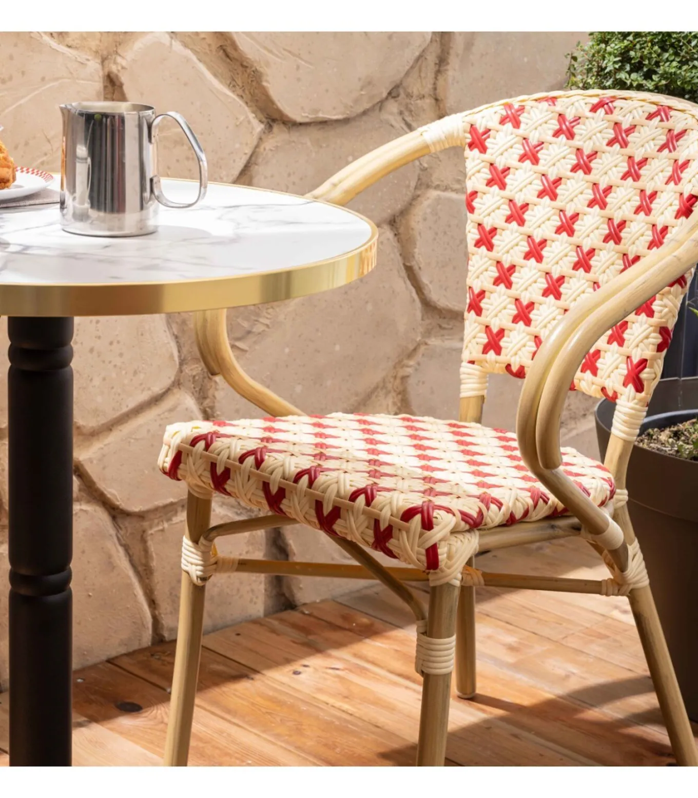 Witmarmeren terrastafel en 2 rode stoelen set