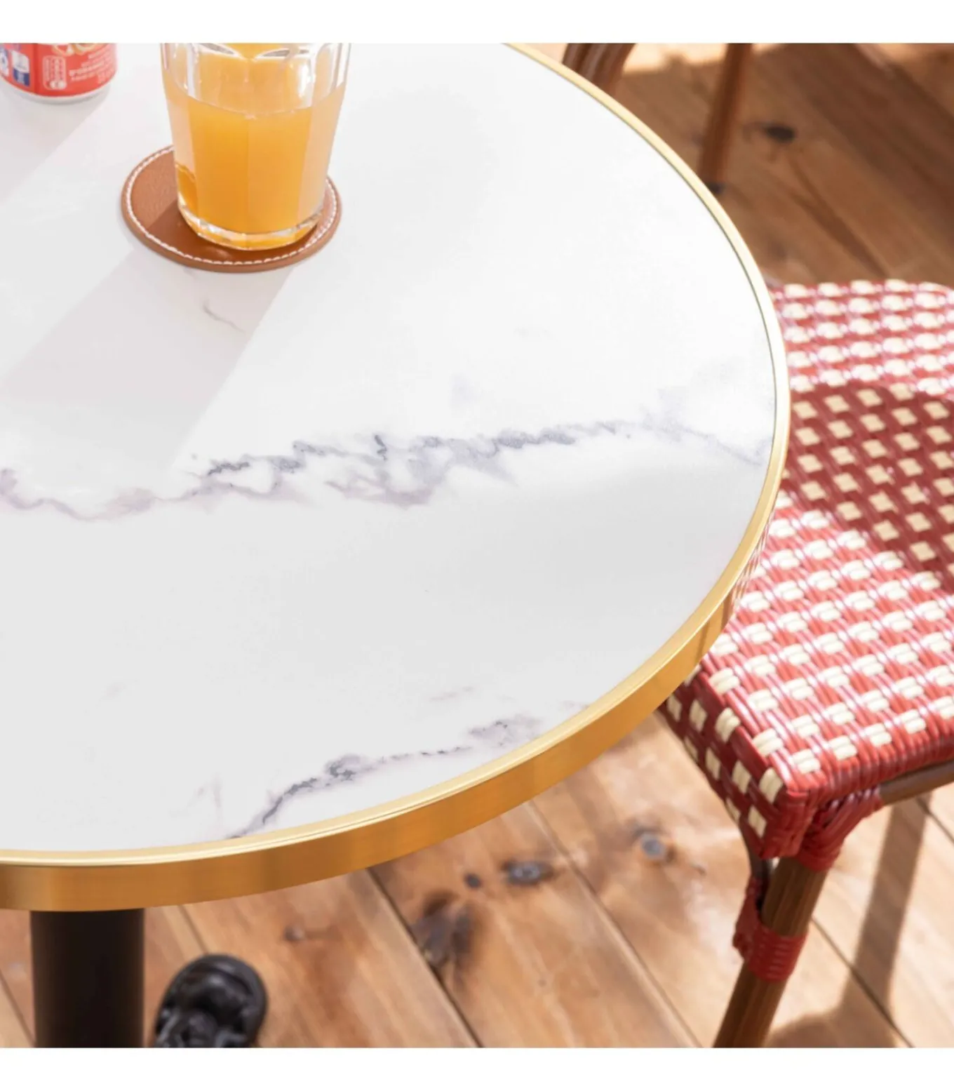 Witte marmeren terrastafel van 60 cm en 2 rode stoelen